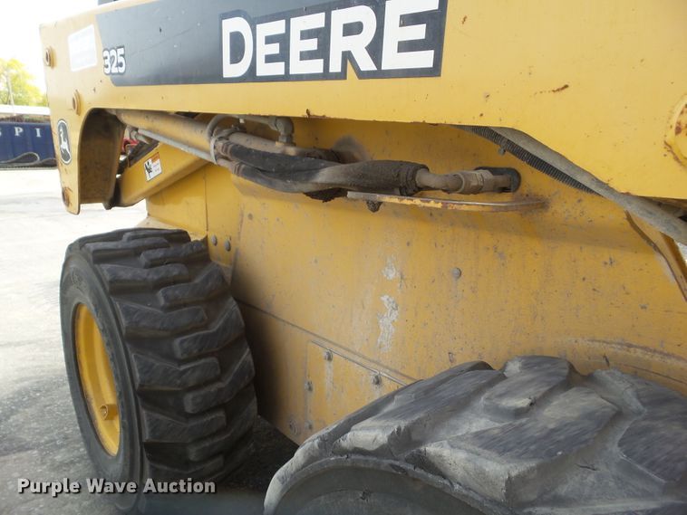 image for item DF0904 2005 John Deere 325  skid steer loader