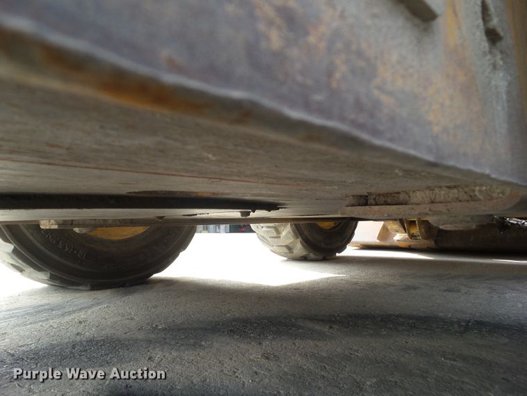 image for item DF0904 2005 John Deere 325  skid steer loader