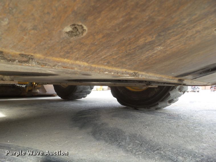 image for item DF0904 2005 John Deere 325  skid steer loader