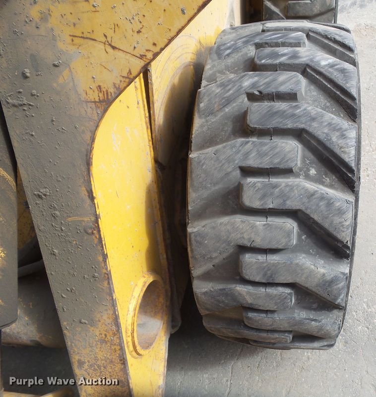 image for item DF0904 2005 John Deere 325  skid steer loader