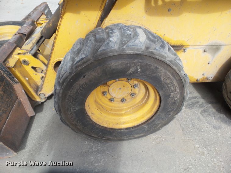 image for item DF0904 2005 John Deere 325  skid steer loader