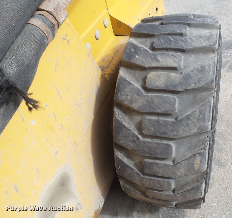 image for item DF0904 2005 John Deere 325  skid steer loader