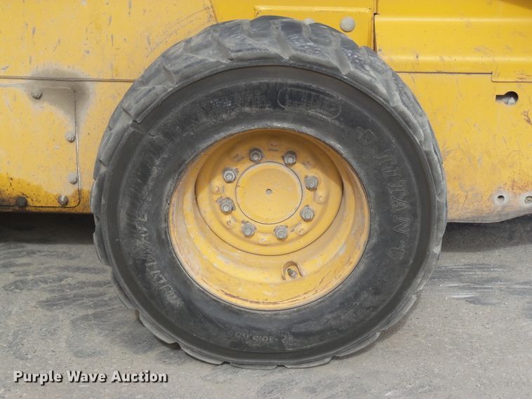 image for item DF0904 2005 John Deere 325  skid steer loader