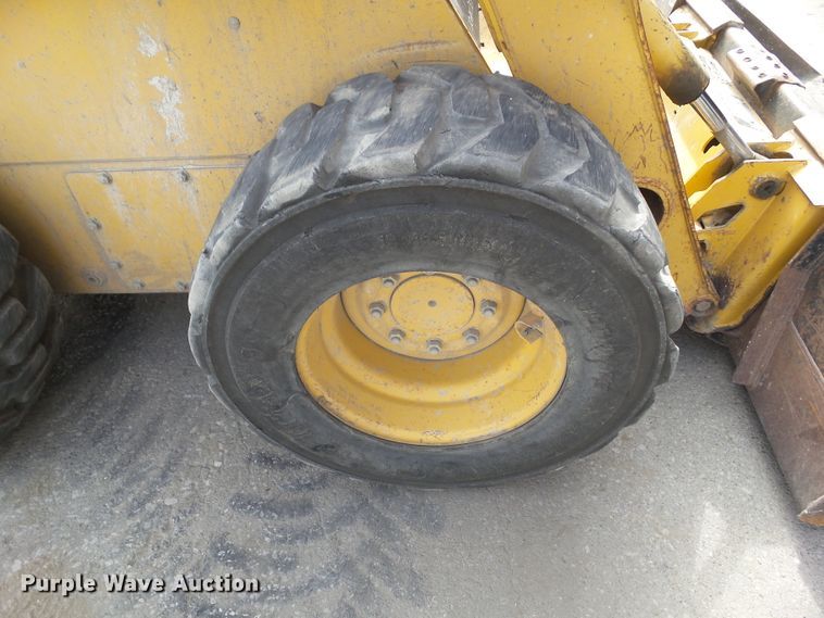 image for item DF0904 2005 John Deere 325  skid steer loader