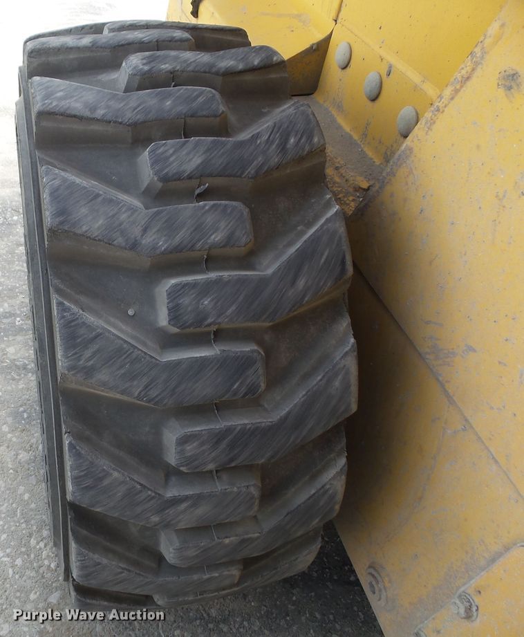 image for item DF0904 2005 John Deere 325  skid steer loader