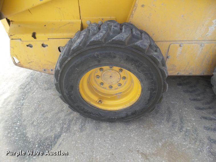 image for item DF0904 2005 John Deere 325  skid steer loader