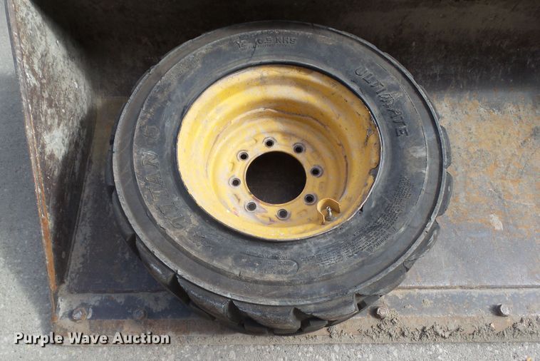 image for item DF0904 2005 John Deere 325  skid steer loader