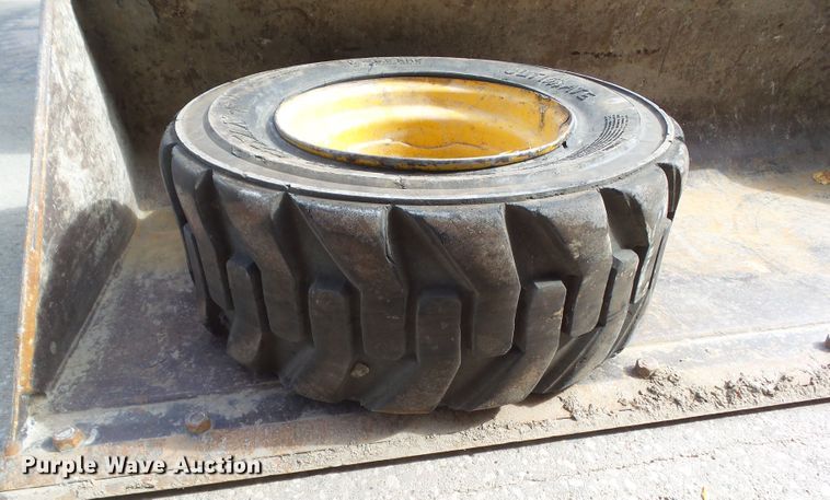 image for item DF0904 2005 John Deere 325  skid steer loader