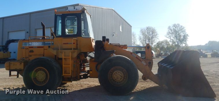 image for item DH5215 2001 Hyundai HL750XTD  wheel loader
