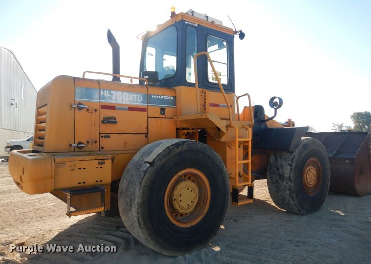 image for item DH5215 2001 Hyundai HL750XTD  wheel loader
