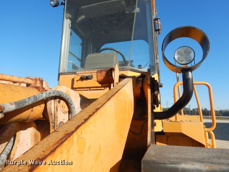 image for item DH5215 2001 Hyundai HL750XTD  wheel loader