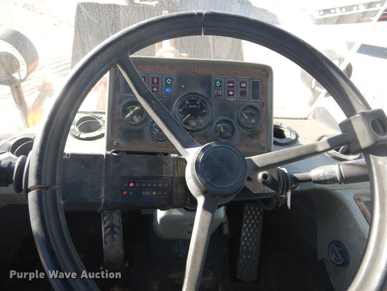 image for item DH5215 2001 Hyundai HL750XTD  wheel loader