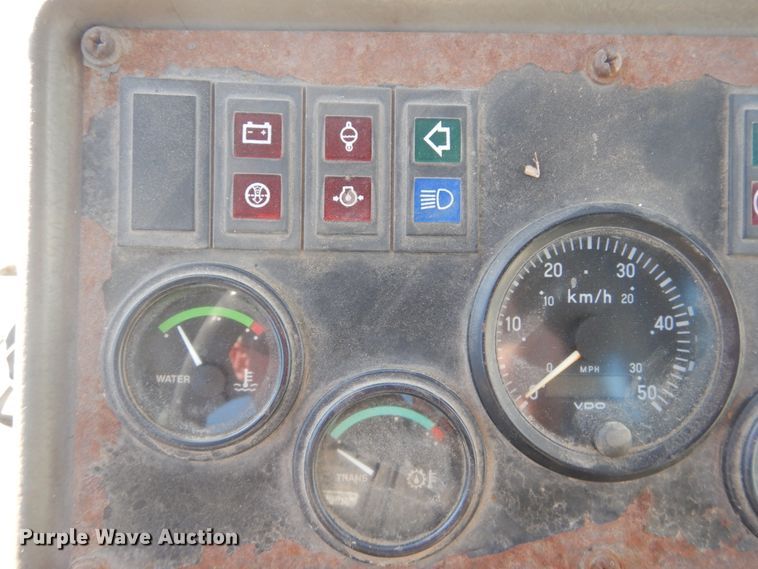 image for item DH5215 2001 Hyundai HL750XTD  wheel loader