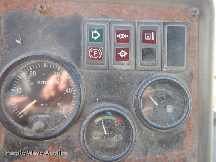 image for item DH5215 2001 Hyundai HL750XTD  wheel loader