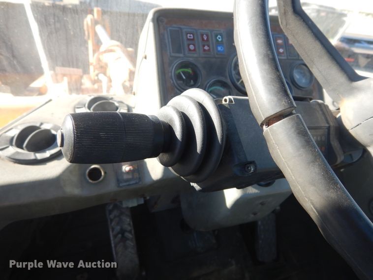 image for item DH5215 2001 Hyundai HL750XTD  wheel loader