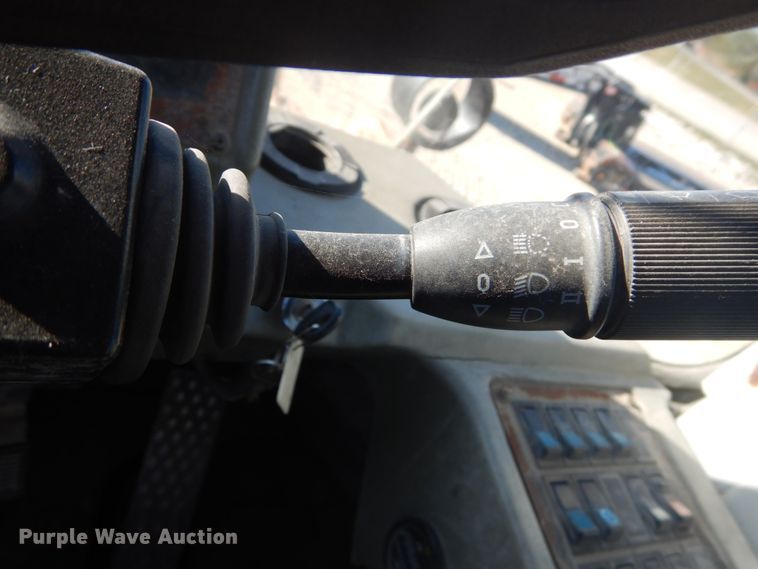 image for item DH5215 2001 Hyundai HL750XTD  wheel loader