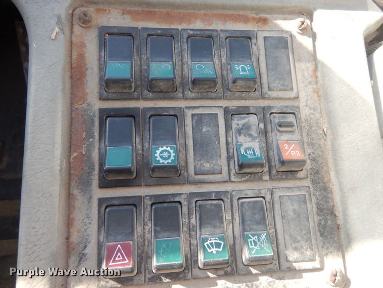 image for item DH5215 2001 Hyundai HL750XTD  wheel loader