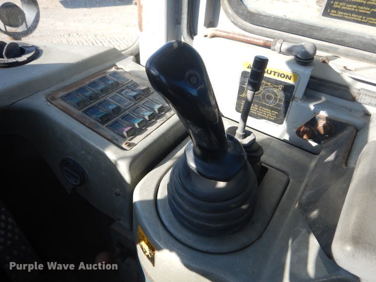 image for item DH5215 2001 Hyundai HL750XTD  wheel loader