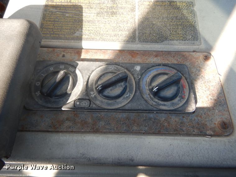 image for item DH5215 2001 Hyundai HL750XTD  wheel loader