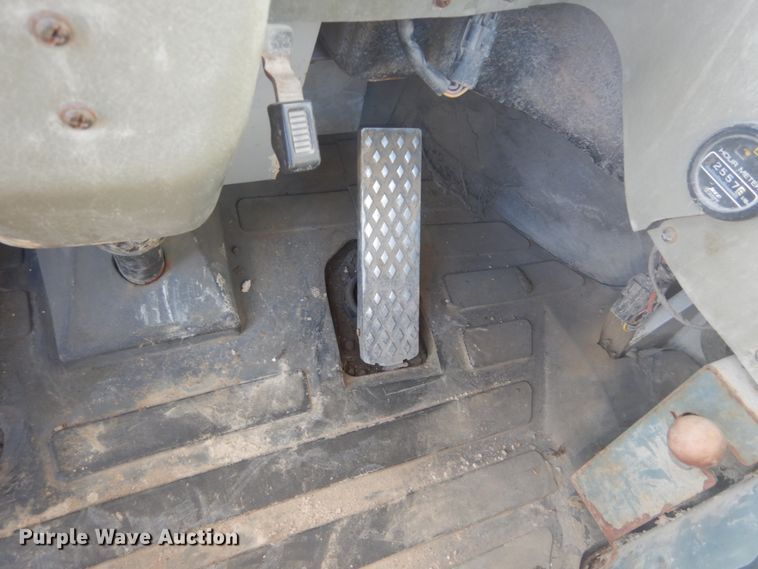 image for item DH5215 2001 Hyundai HL750XTD  wheel loader