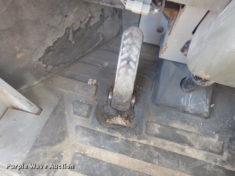 image for item DH5215 2001 Hyundai HL750XTD  wheel loader