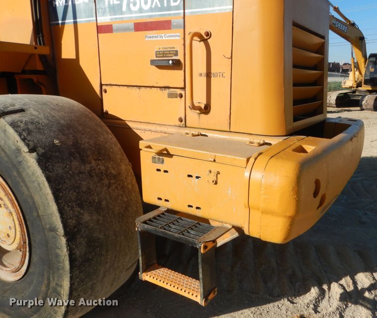 image for item DH5215 2001 Hyundai HL750XTD  wheel loader