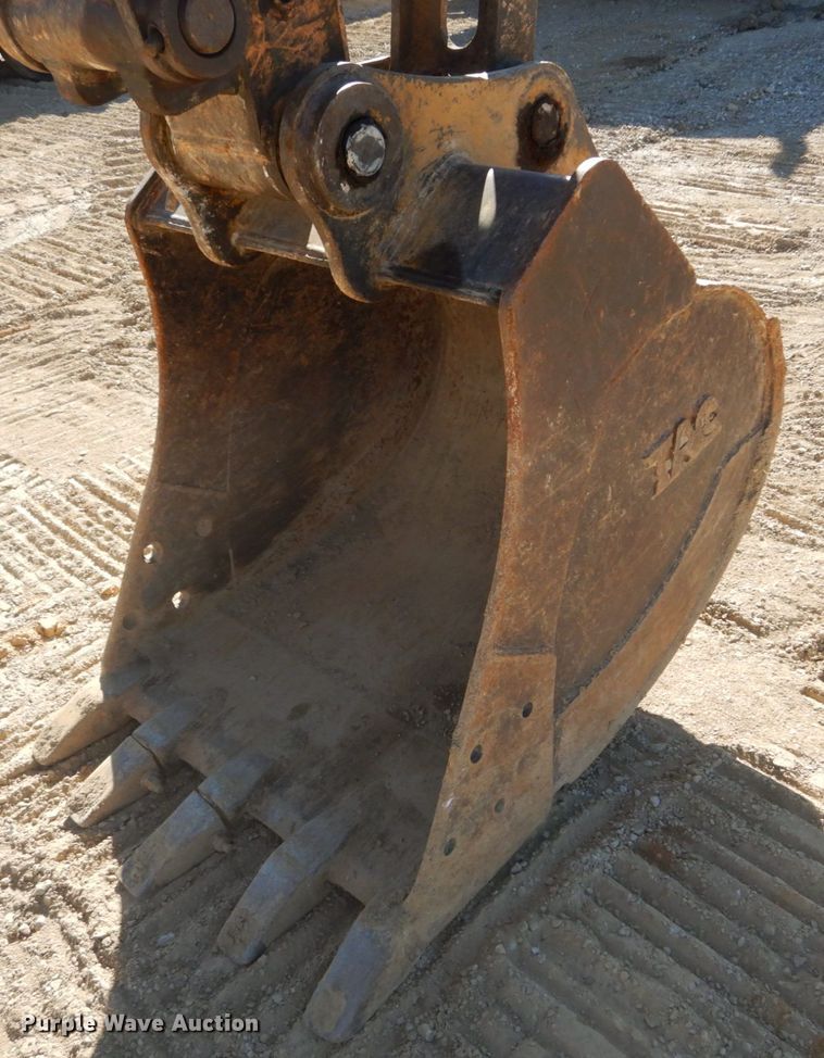 image for item DH5216 2004 Case CX135SR  excavator