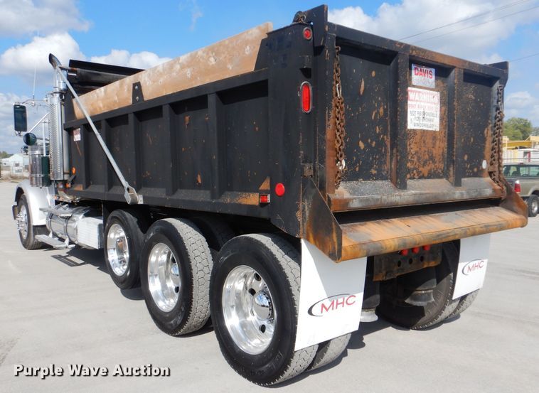 image for item DI0476 2007 Freightliner FLD  dump truck