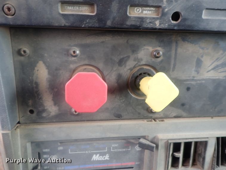 image for item DI7260 1996 Mack CH613  dump truck