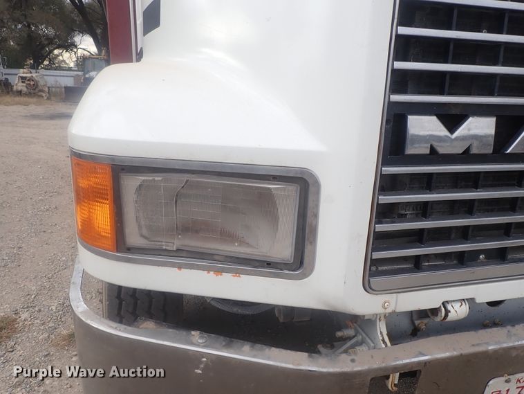 image for item DI7260 1996 Mack CH613  dump truck