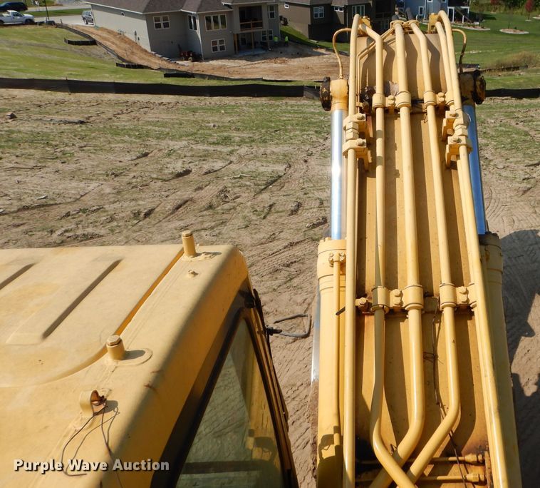 image for item DI8306 2000 Komatsu PC220LC-6  excavator