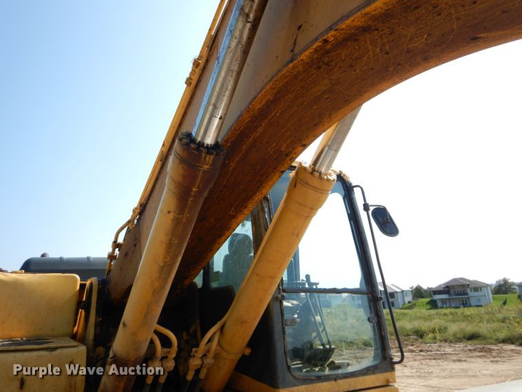 image for item DI8306 2000 Komatsu PC220LC-6  excavator