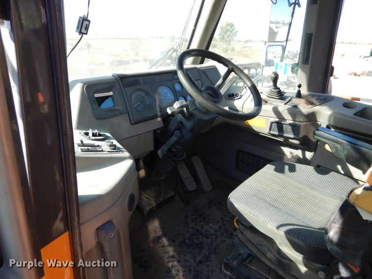 image for item DI8332 2006 Case 325  haul truck