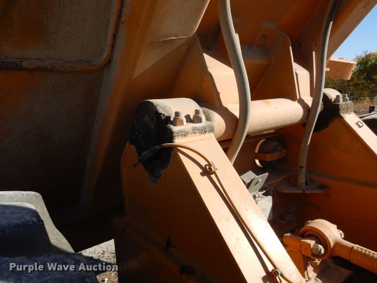 image for item DI8332 2006 Case 325  haul truck