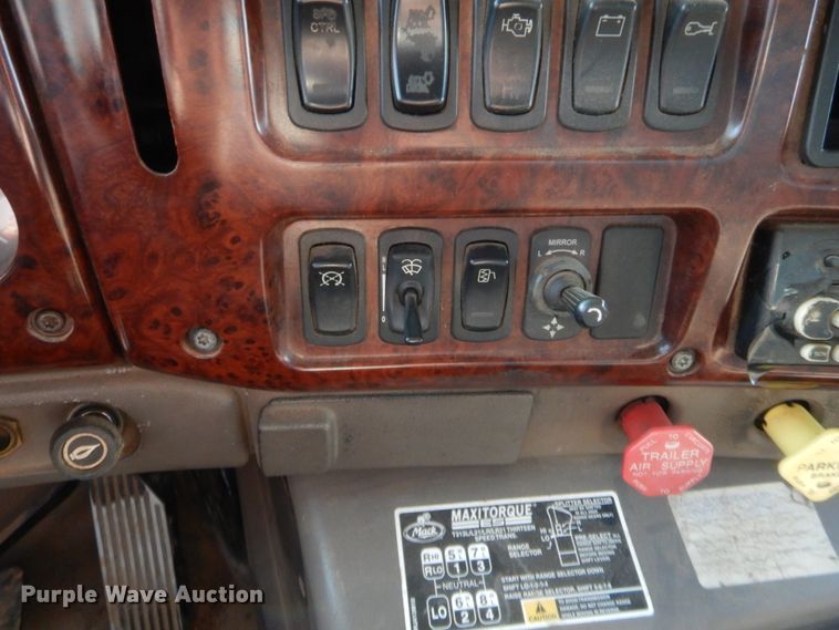 image for item DJ2043 2005 Mack CH600  tank truck