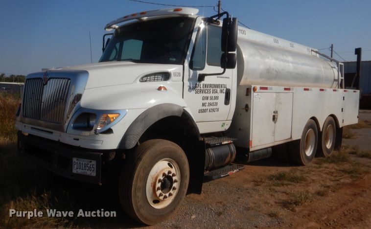 image for item DJ2044 2006 International 7600  tank truck