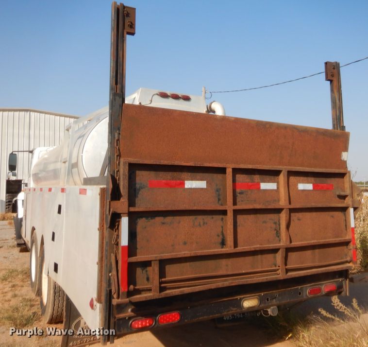 image for item DJ2044 2006 International 7600  tank truck