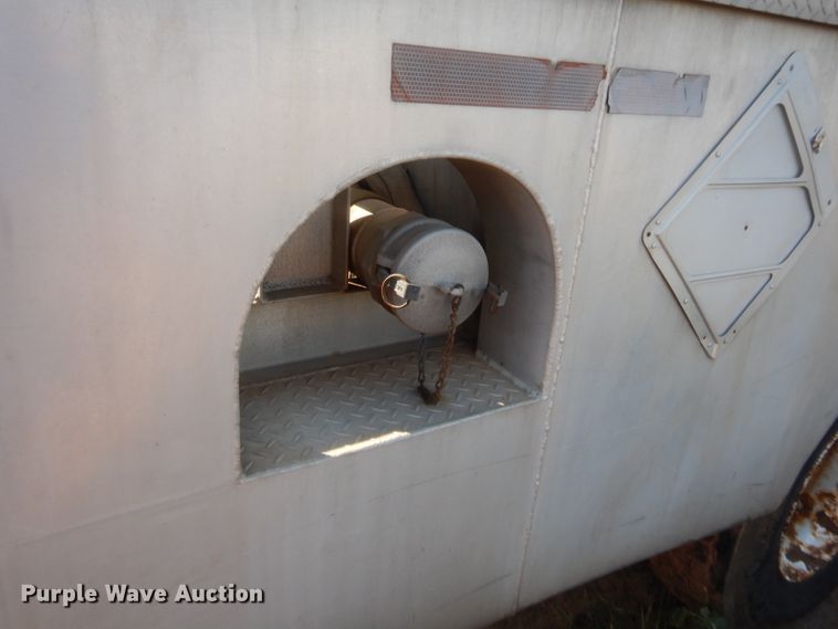 image for item DJ2044 2006 International 7600  tank truck