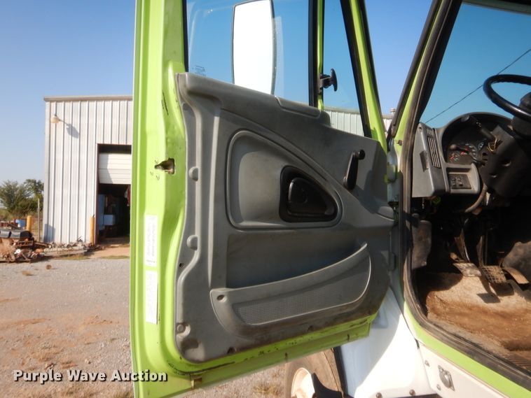 image for item DJ2044 2006 International 7600  tank truck