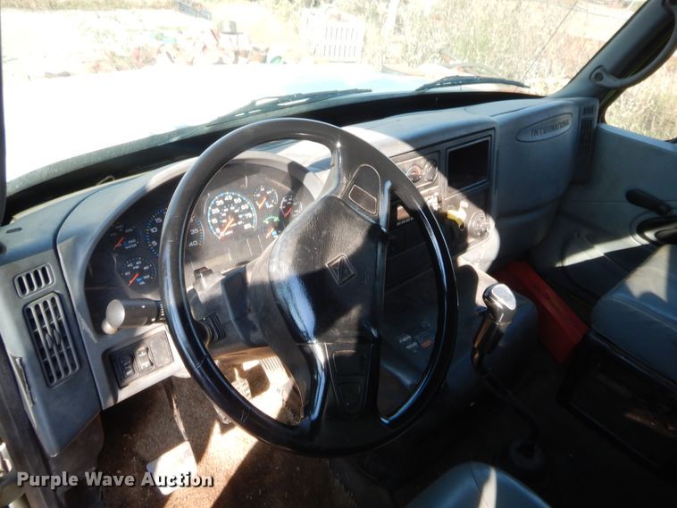 image for item DJ2044 2006 International 7600  tank truck