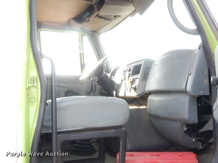 image for item DJ2044 2006 International 7600  tank truck