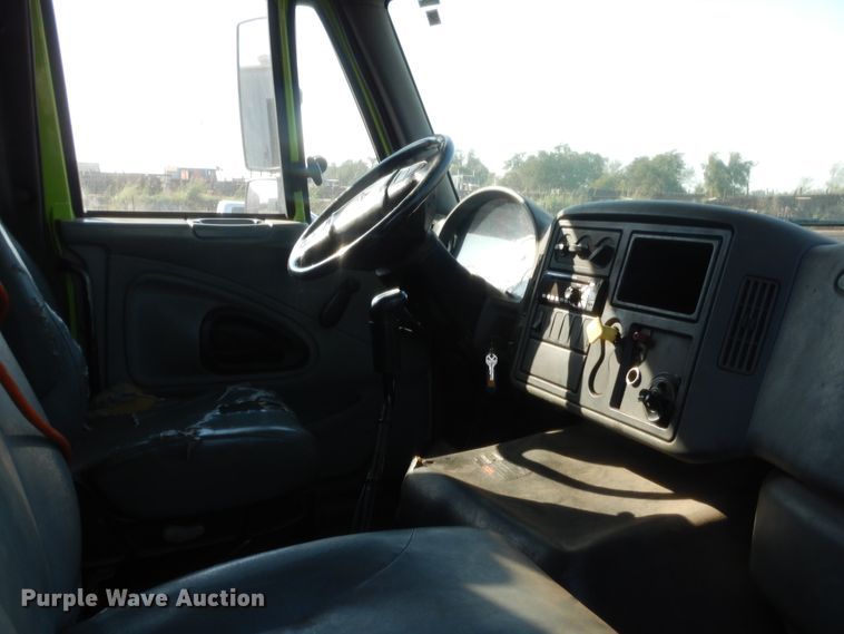 image for item DJ2044 2006 International 7600  tank truck