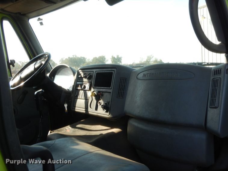 image for item DJ2044 2006 International 7600  tank truck