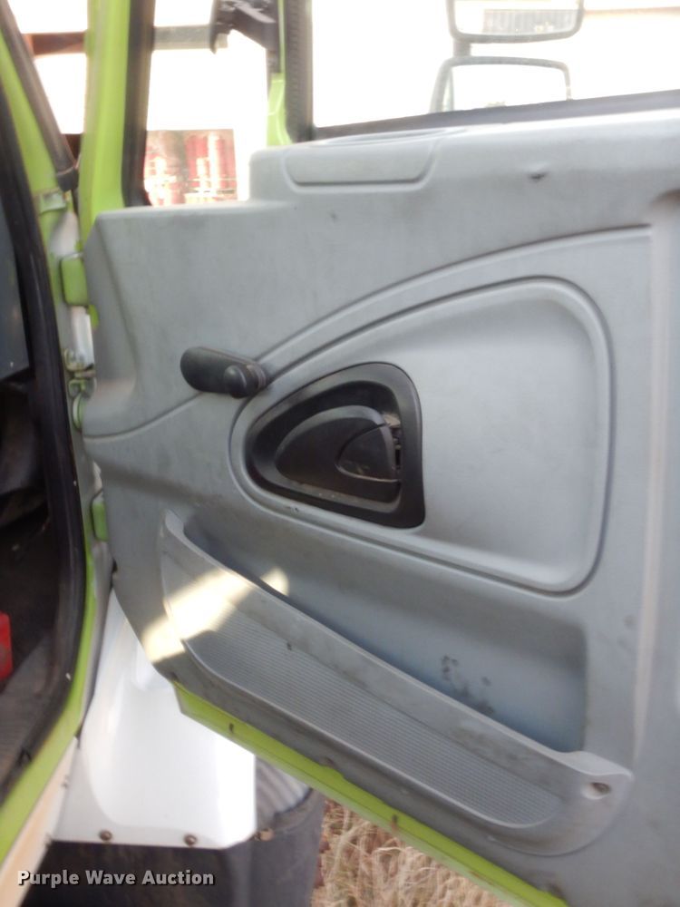 image for item DJ2044 2006 International 7600  tank truck