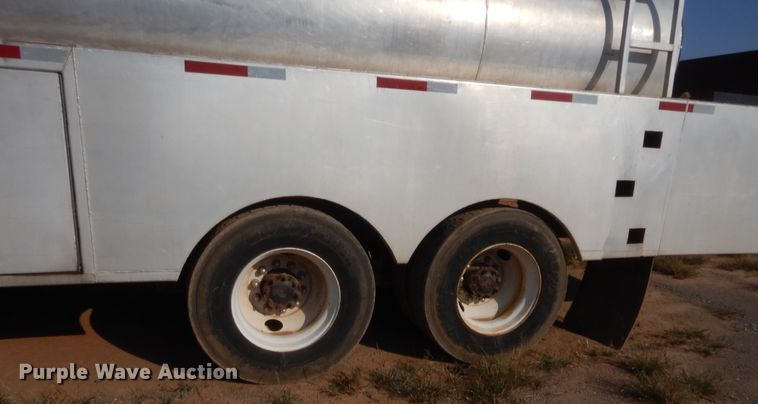 image for item DJ2044 2006 International 7600  tank truck