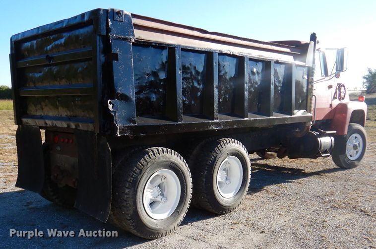 image for item DY9526 1979 Ford 8000  dump truck