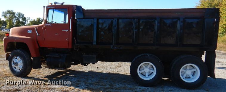 image for item DY9526 1979 Ford 8000  dump truck