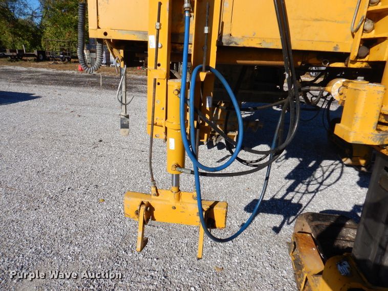 image for item DY9528 2004 Gomaco GT6300 curb machine