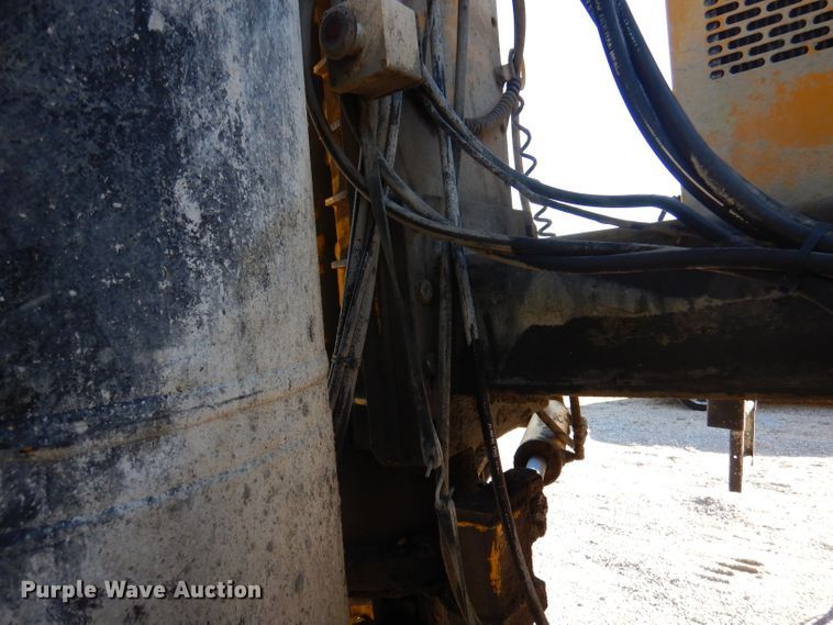 image for item DY9528 2004 Gomaco GT6300 curb machine