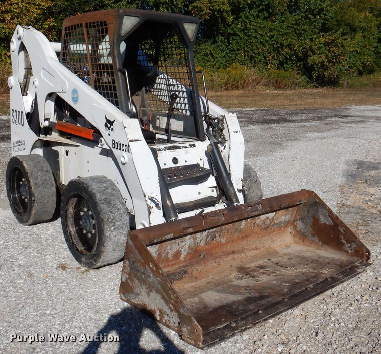 image for item DY9531 2005 Bobcat S300  skid steer loader